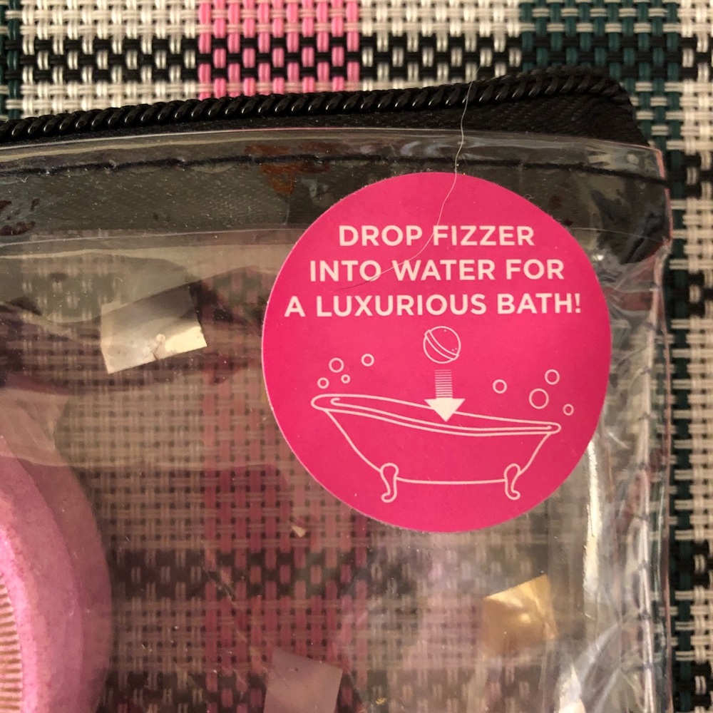 SOLD❤️. Juicy Couture Bath fizzed set🎁 - Picture 2 of 4